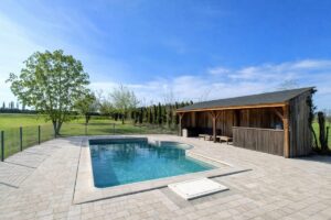 Zwembad met poolhouse