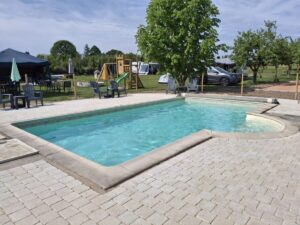 Zwembad met Poolhouse op de camping