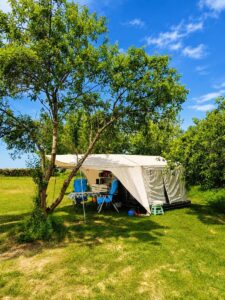 Vouwwagen in de boomgaard