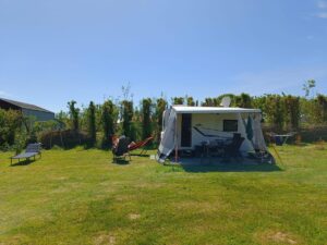 Caravan op ruime plek op de camping