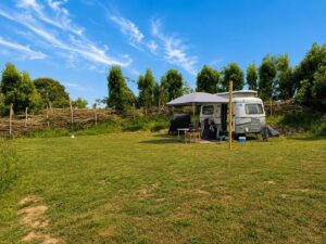 Caravan op camping op zonnige dag