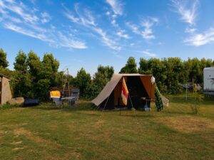 Papegaaiduiker tent op camping op zonnige dag